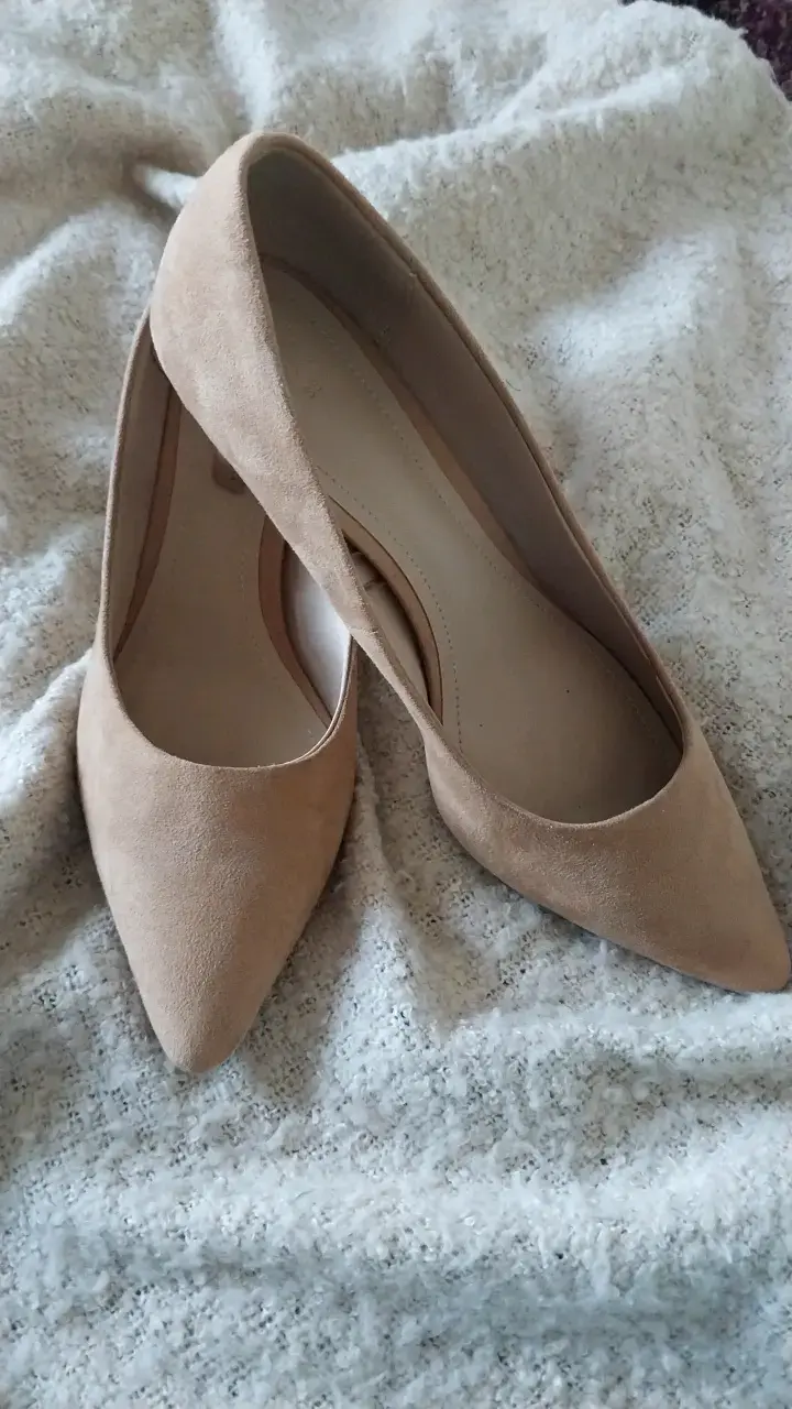 Zapatos de tacón beige elegantes - 1