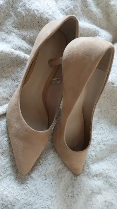 Zapatos de tacón beige elegantes - miniatura 2