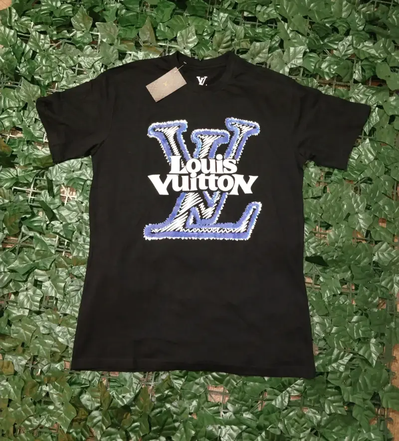 Polera negra Louis Vuitton con logo bordado