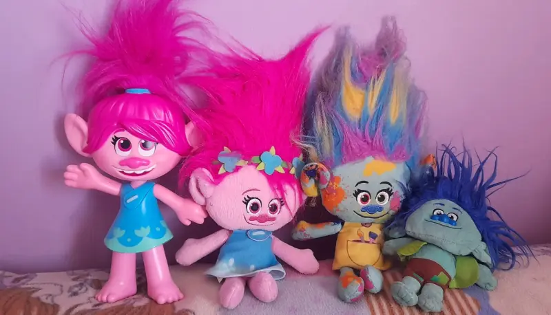 Muñeca Poppy y peluches Trolls - 1