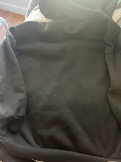 Polerón negro con diseño de alas y capucha - miniatura 2