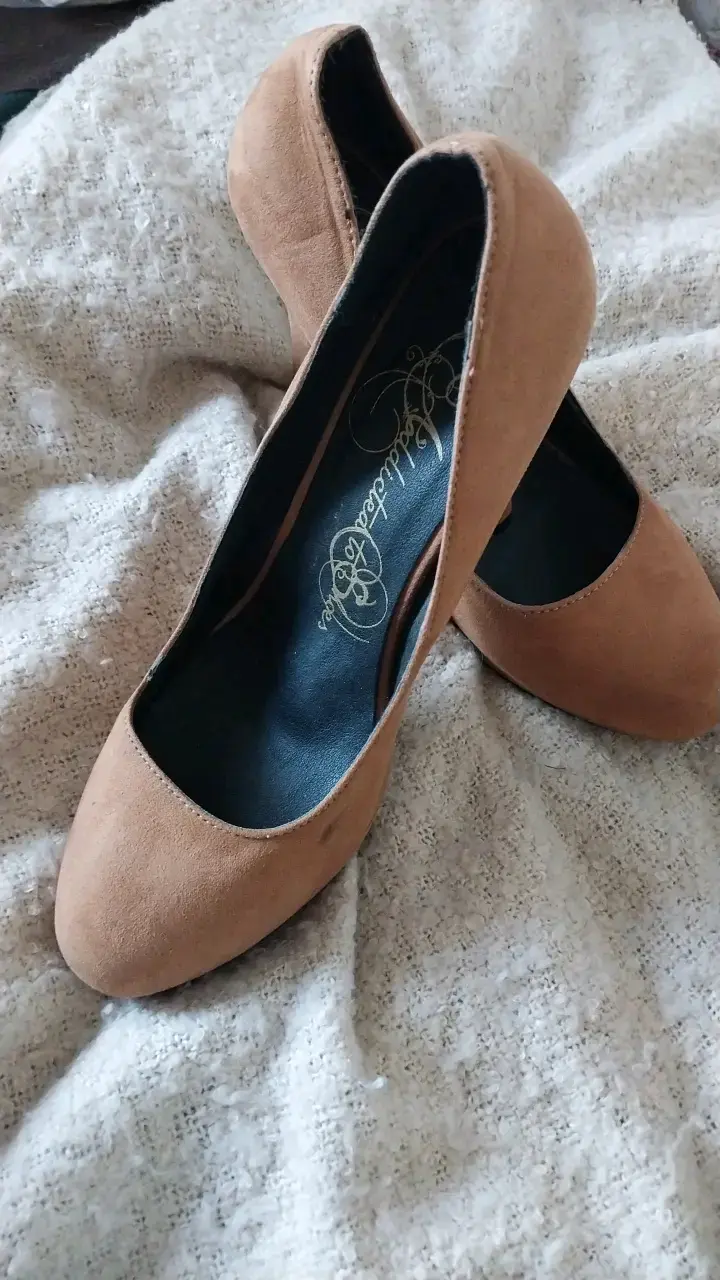 Zapatos de tacón alto color camel