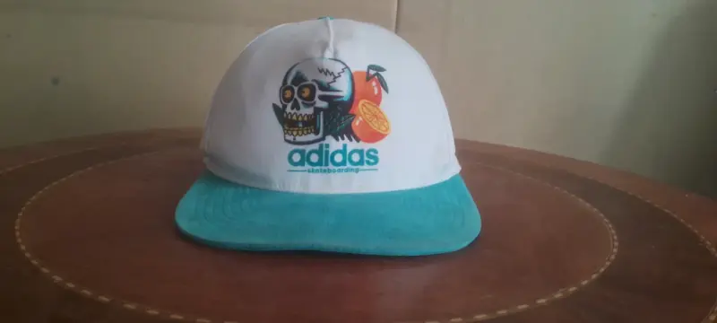 Gorra Adidas Skateboarding Blanca y Turquesa - 1