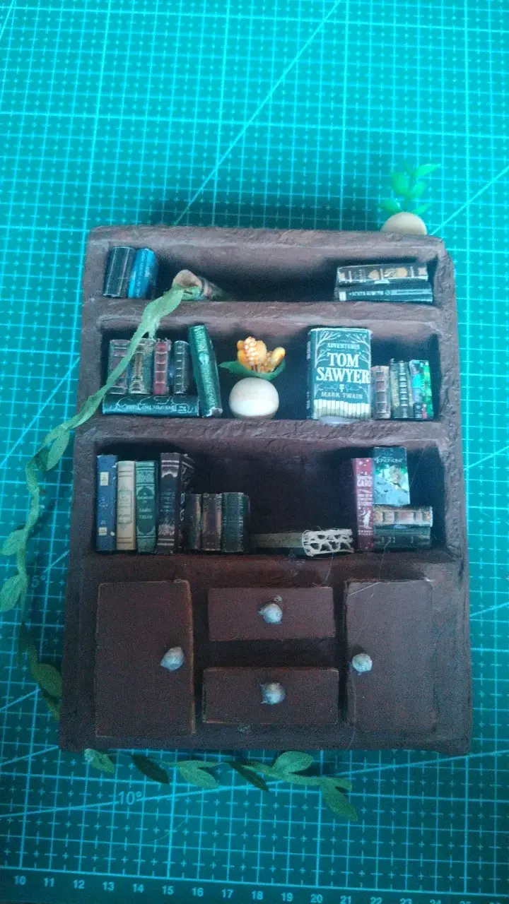 Mini estantería decorativa con libros y planta - 2