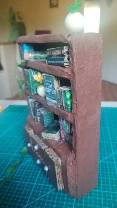 Mini estantería decorativa con libros y planta - miniatura 3