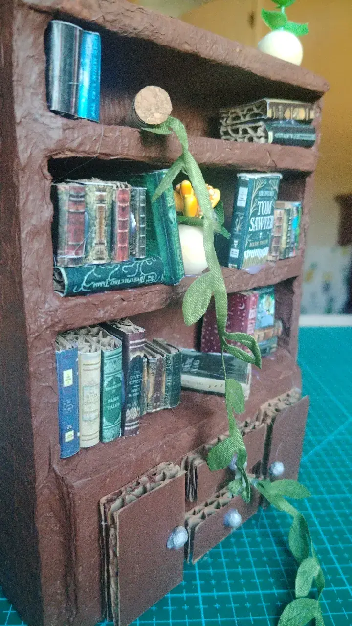 Mini estantería decorativa con libros y planta - 5