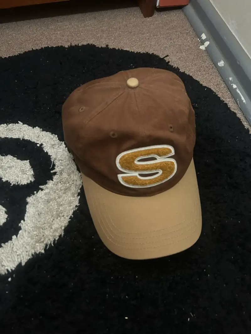 Gorra marrón Stussy con logo bordado - 1