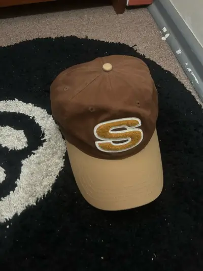 Gorra marrón Stussy con logo bordado - miniatura 1