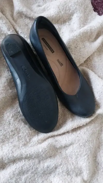 Zapatos de tacón bajo negros Clarks - miniatura 2