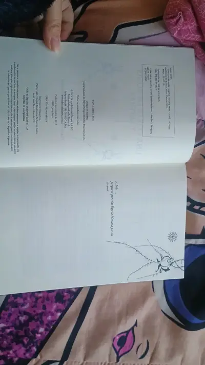 Libro 'Una Corte de Rosas y Espinas' - Sarah J. Ma - miniatura 3