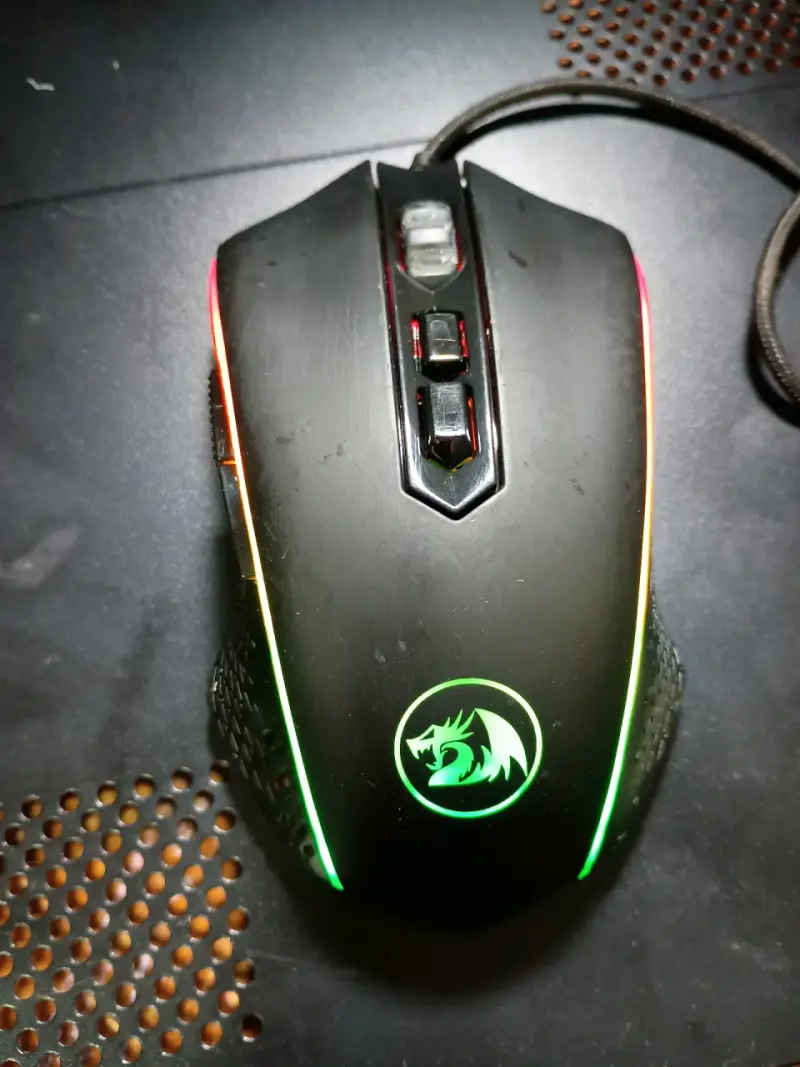 Mouse gamer Redragon con luces RGB - 1