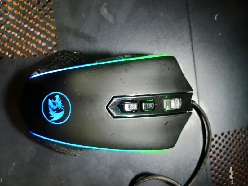 Mouse gamer Redragon con luces RGB - 2