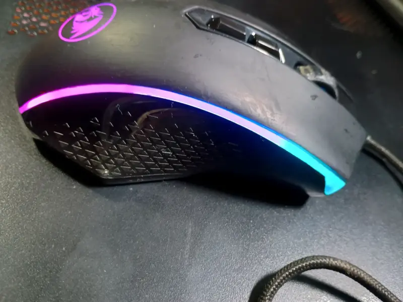 Mouse gamer Redragon con luces RGB - 3