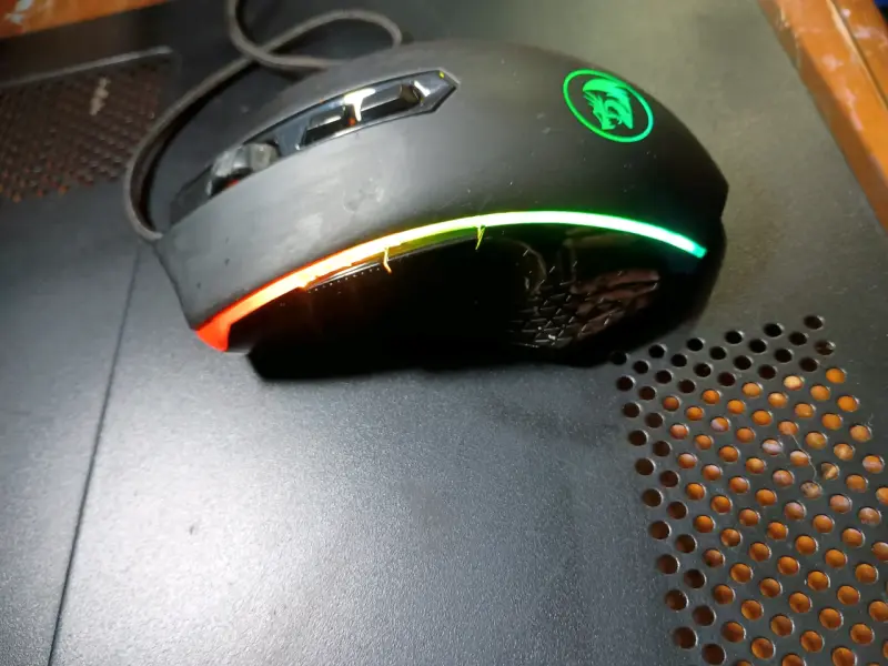 Mouse gamer Redragon con luces RGB - 4