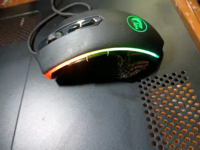 Mouse gamer Redragon con luces RGB - miniatura 4