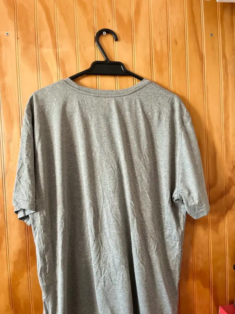 Polera gris Nike de hombre - 2