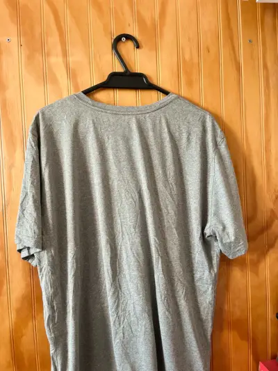 Polera gris Nike de hombre - miniatura 2