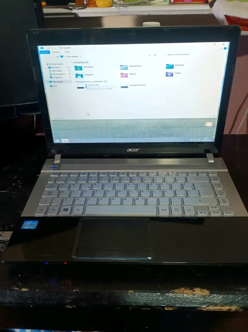 Laptop Acer Core i3 6GB RAM en buen estado - 2