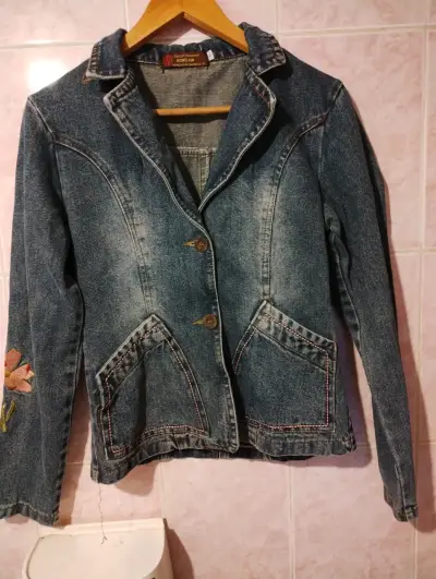 Chaqueta de mezclilla con bordado floral - miniatura 1