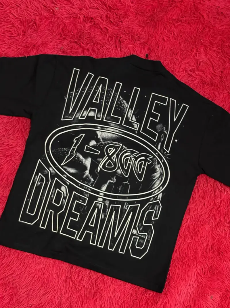 Polera negra Valley Dreams diseño gráfico - 2