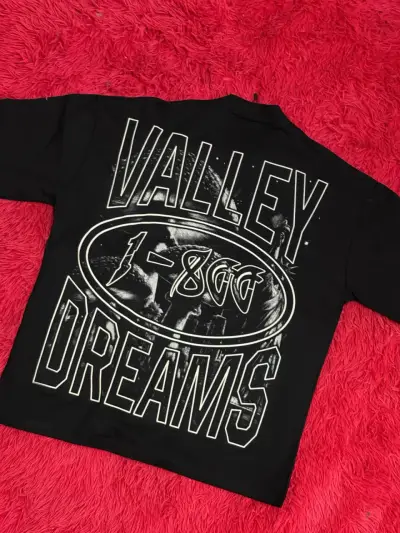 Polera negra Valley Dreams diseño gráfico - miniatura 2