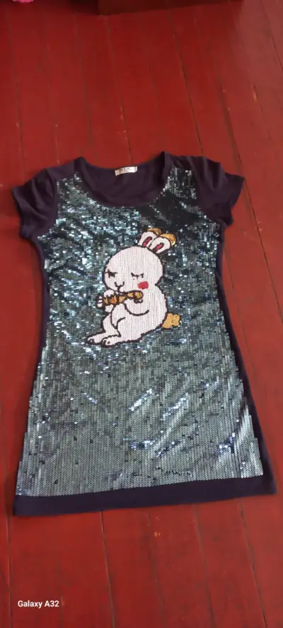 Polera con lentejuelas y diseño de conejo - miniatura 1