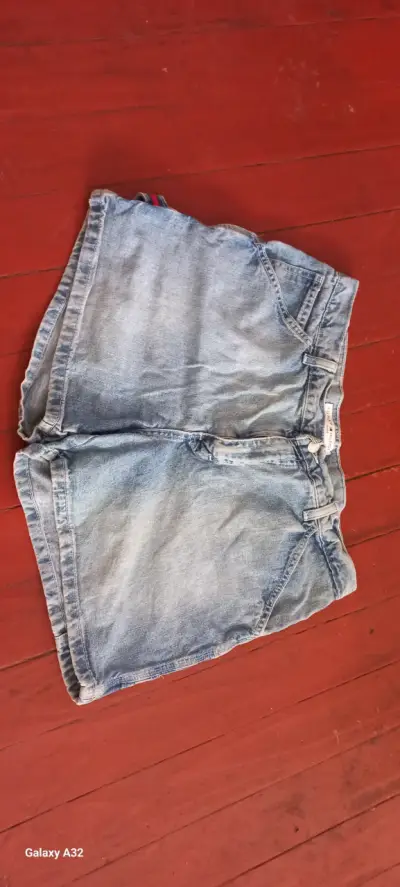 Polera con lentejuelas y diseño de conejo - miniatura 3