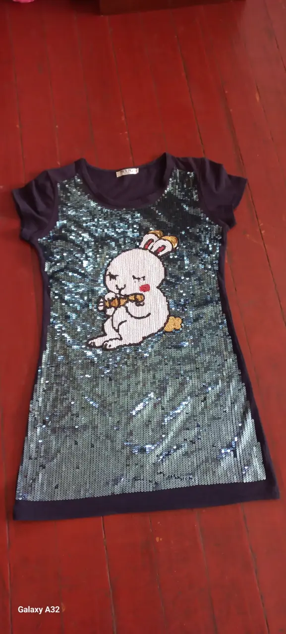 Polera con lentejuelas y diseño de conejo - 5