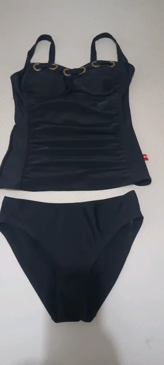 Bikini negro con detalles dorados