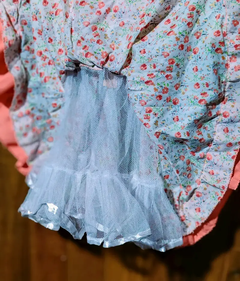 Vestido infantil floral con encaje y lazo - 1