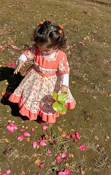 Vestido infantil floral con encaje y lazo - 5