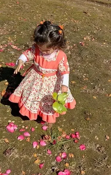 Vestido infantil floral con encaje y lazo - miniatura 5