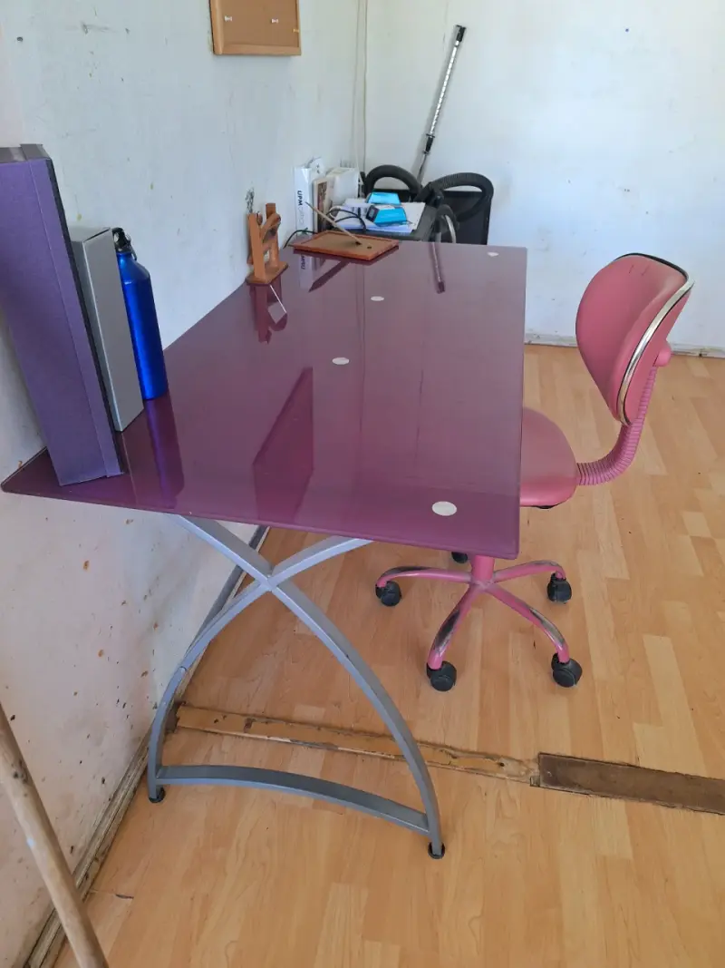 Escritorio con silla color rosa para oficina - 2