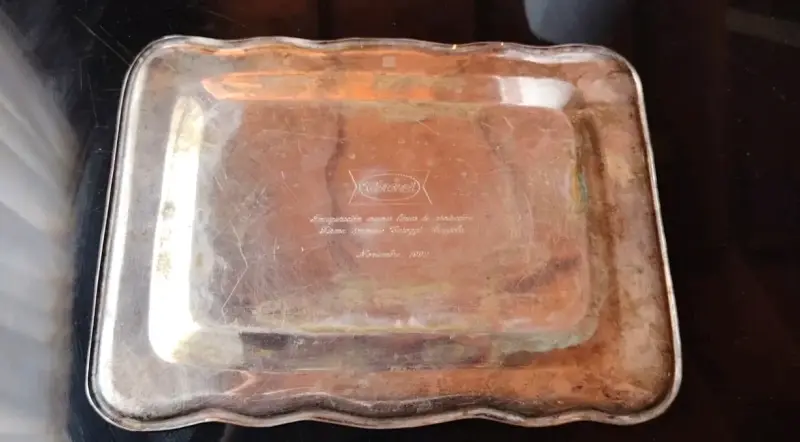 Bandeja de plata vintage con grabado