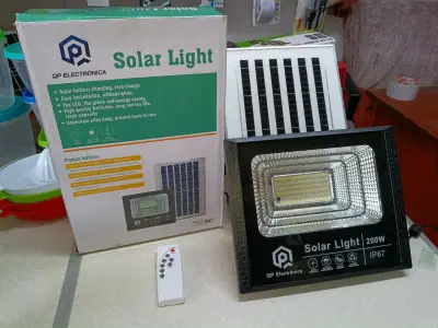 Foco reflector solar LED 200W con control remoto - miniatura 1
