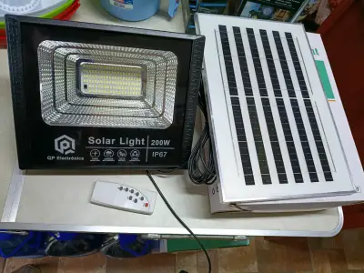 Foco reflector solar LED 200W con control remoto - miniatura 2