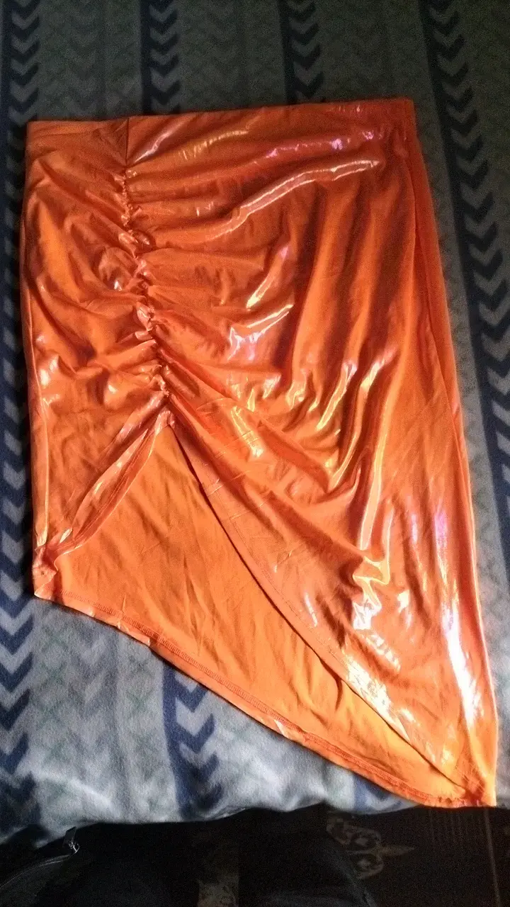 Falda asimétrica naranja brillo tornasol