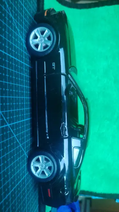 Modelo a escala Ford Mustang GT negro - miniatura 1