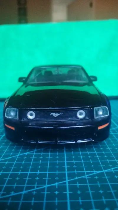 Modelo a escala Ford Mustang GT negro - miniatura 2