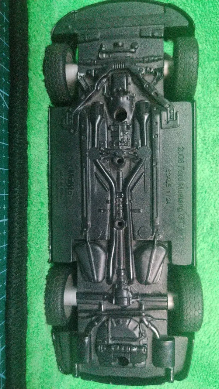 Modelo a escala Ford Mustang GT negro - 6
