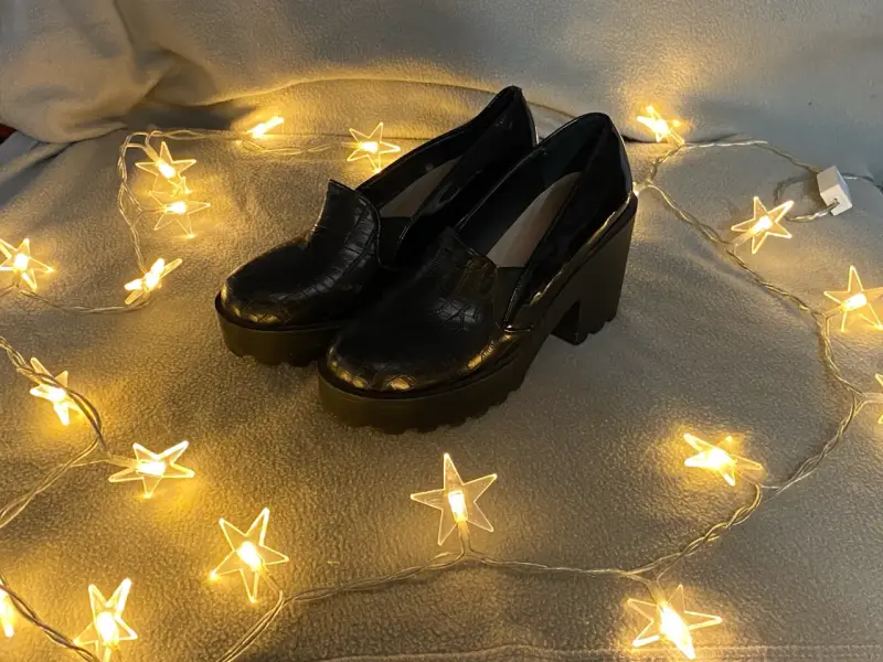 mocasín negro de tacón ancho con plataforma - 1