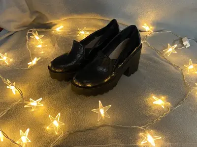 mocasín negro de tacón ancho con plataforma - miniatura 1