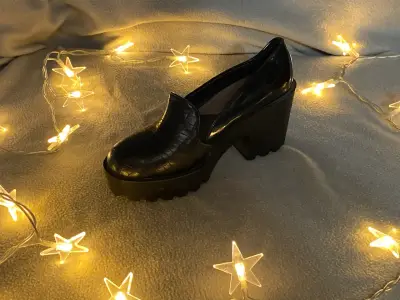 mocasín negro de tacón ancho con plataforma - miniatura 2