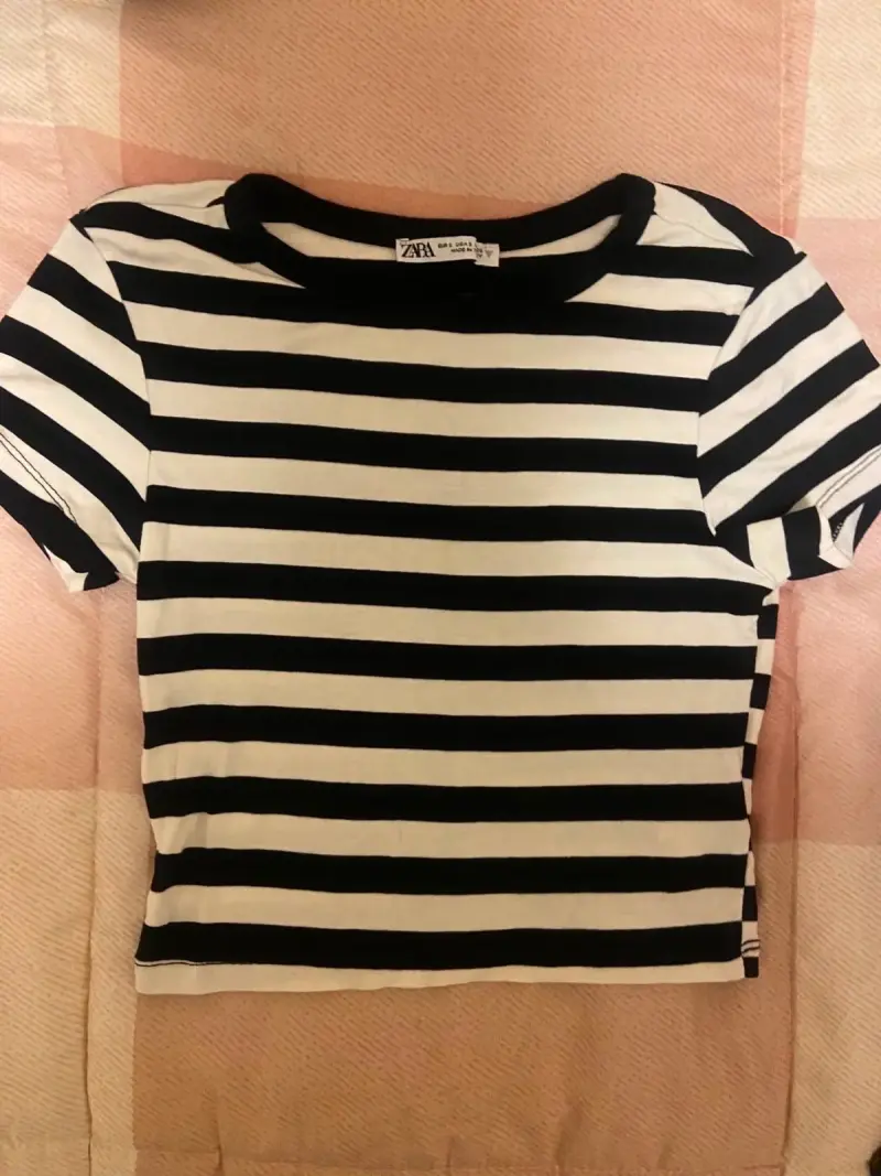 Polera a rayas blanca y negeo Zara