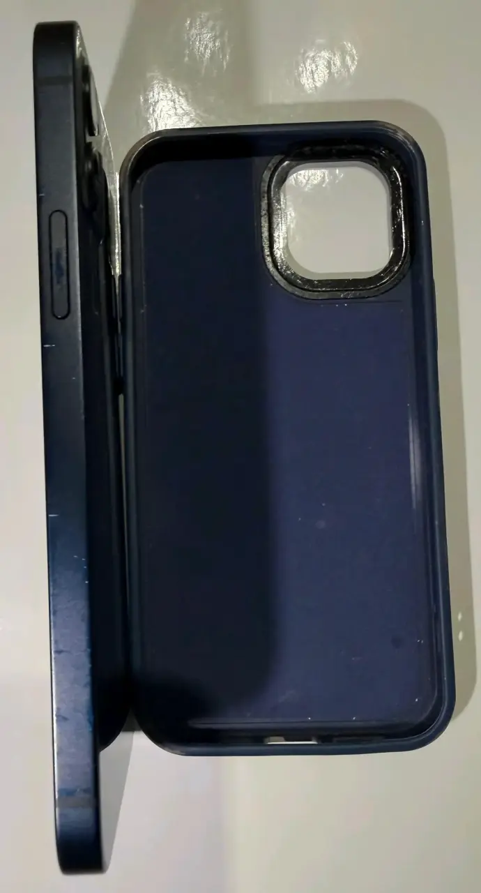 iPhone 12, 64 gb en buen estado color negro - 3