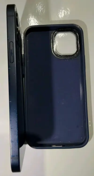 iPhone 12, 64 gb en buen estado color negro - miniatura 3