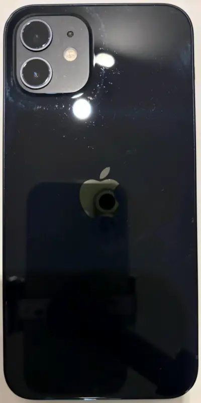 iPhone 12, 64 gb en buen estado color negro - miniatura 4