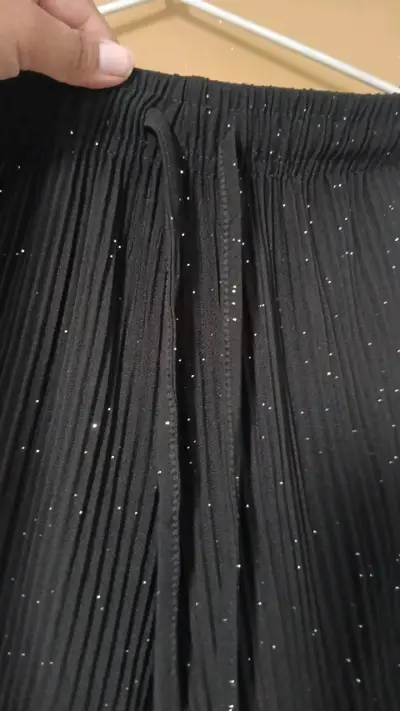 Pantalones negros plisados con brillo - miniatura 3