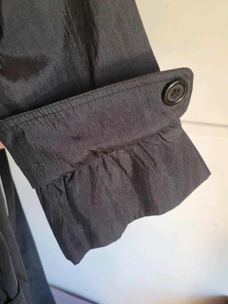 Abrigo negro con cinturón y cuello amplio - 3