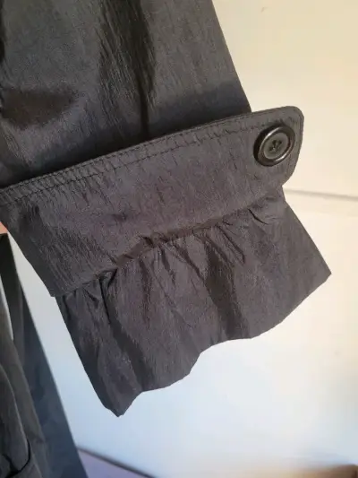 Abrigo negro con cinturón y cuello amplio - miniatura 3